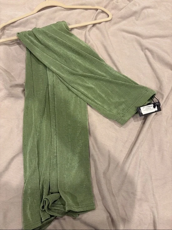 PrettyLittleThing Olive Green One-Shoulder Wide Leg Co-ord - Picture 4 of 5